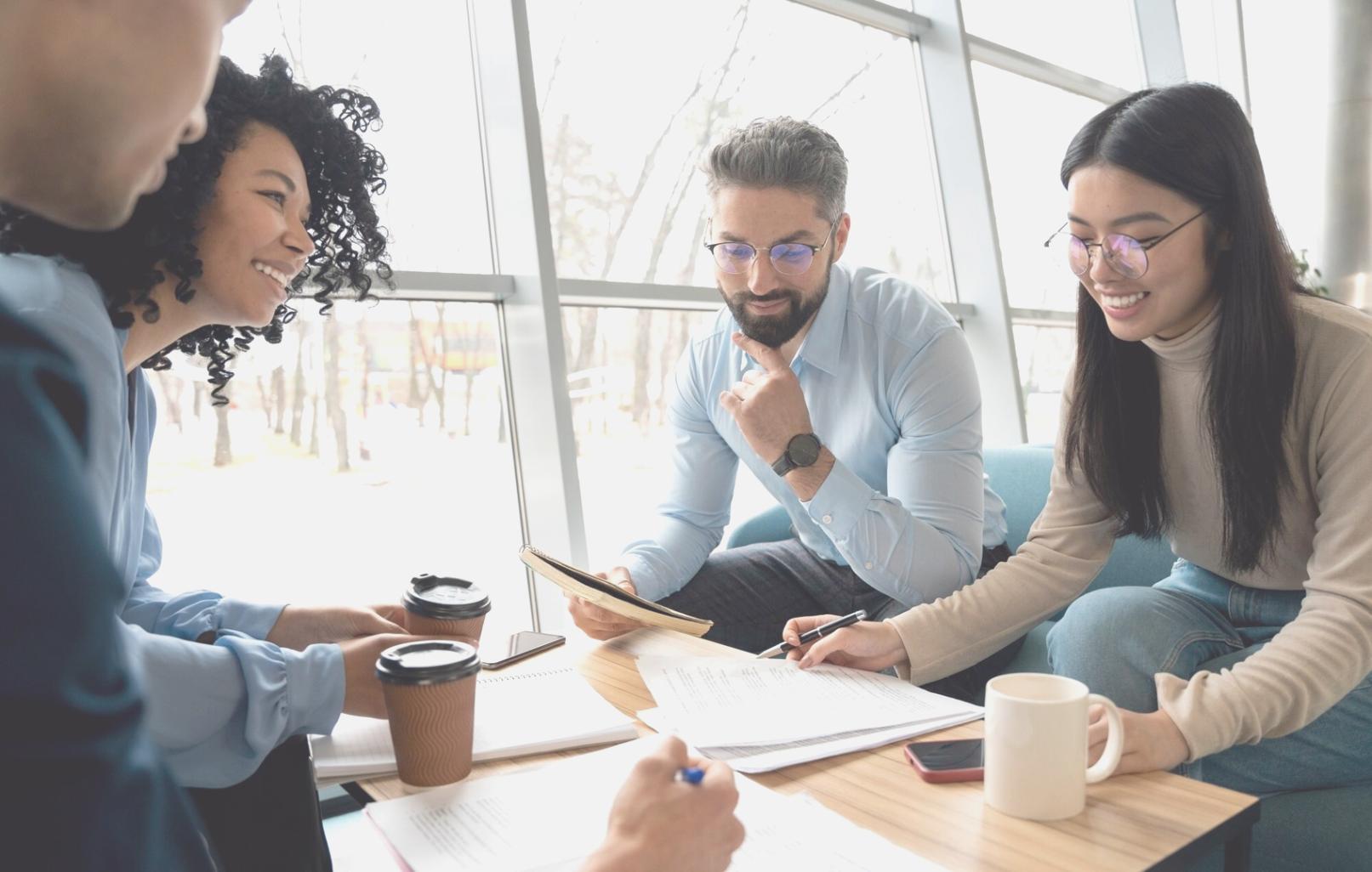 Equipo de synthorivalo trabajando en análisis financiero